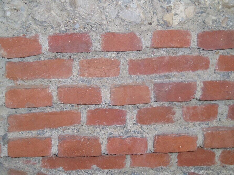 Intervento di scuci-cuci su paramento in laterizio