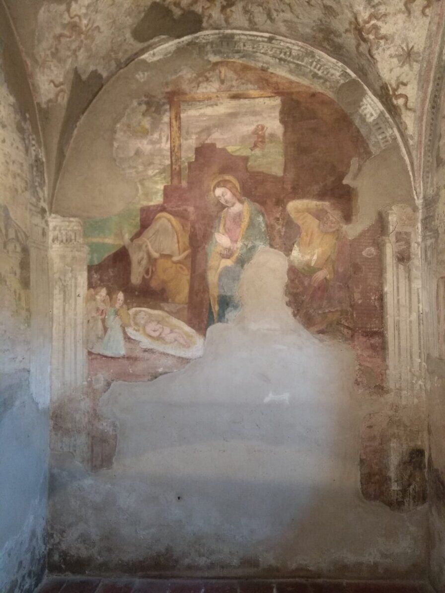 Restauratore al lavoro su affresco murale