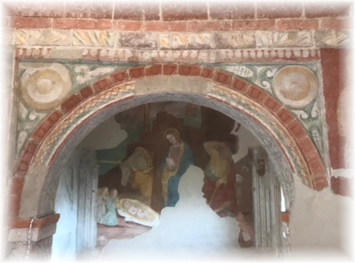 Restauratori al lavoro su ponteggio