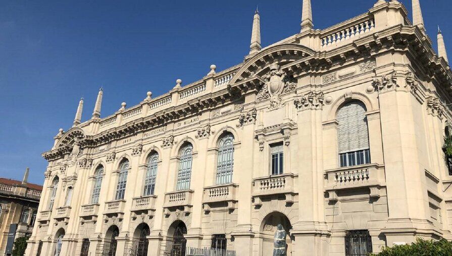 Intervento di restauro su facciata storica con ponteggi