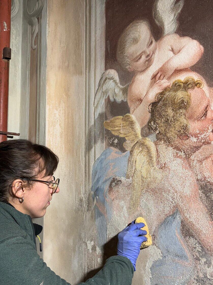 Restauro di affresco danneggiato