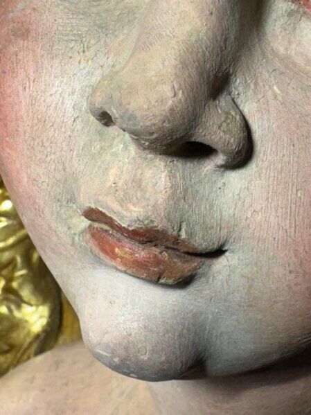 Dettaglio mani che restaurano un affresco