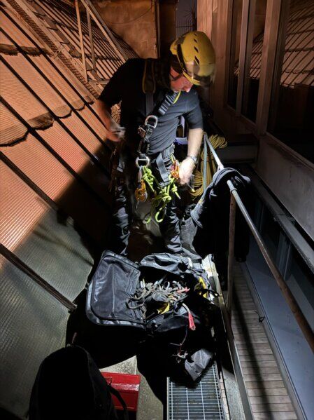 Casco e segnaletica di sicurezza in cantiere